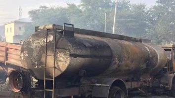 VIDEO. O cisternă de petrol s-a ciocnit cu un alt vehicul într-o intersecție aglomerată. Explozia a ucis peste 90 de persoane