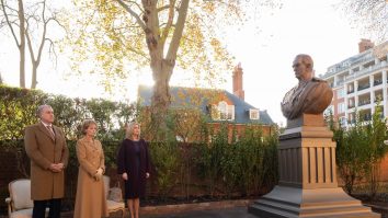 FOTO: O statuie a Regelui Mihai a fost amplasată la Londra