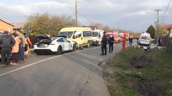 FOTO. Microbuz şcolar cu 19 elevi, implicat într-un accident rutier. 12 copii au fost transportați la spital