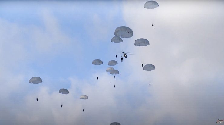 Pregătiri de război? Rusia a trimis parașutiști în apropierea graniței Poloniei pentru exerciții comune cu Belarus. GALERIE FOTO