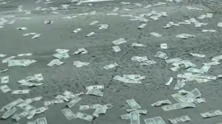 VIDEO. O autostradă a fost blocată de oamenii care au vrut să adune miile de bancnote pierdute pe traseu de o furgonetă