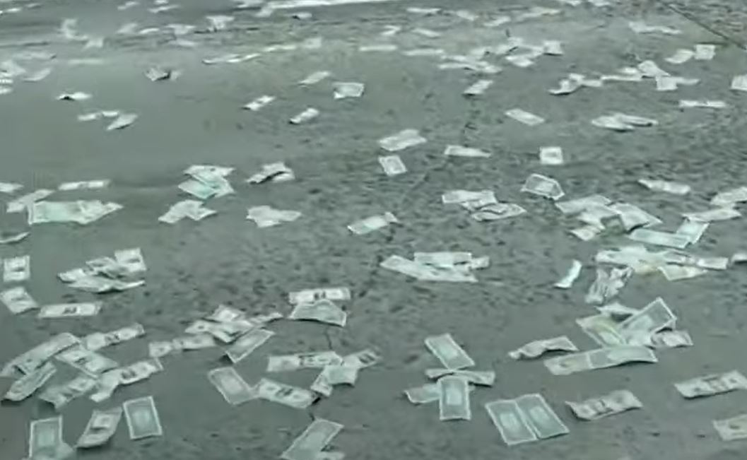 VIDEO. O autostradă a fost blocată de oamenii care au vrut să adune miile de bancnote pierdute pe traseu de o furgonetă