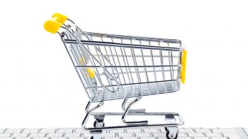 cos de cumparaturi pe o tastatura