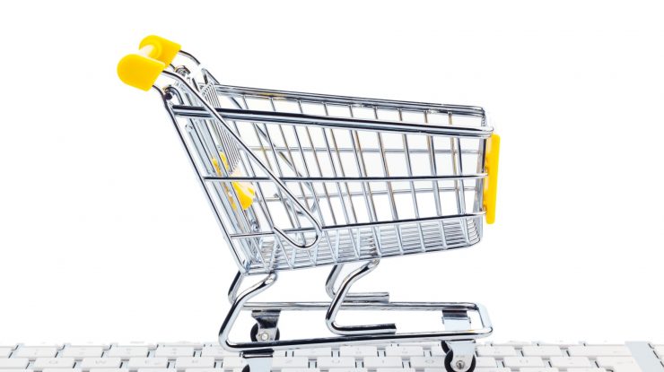 cos de cumparaturi pe o tastatura