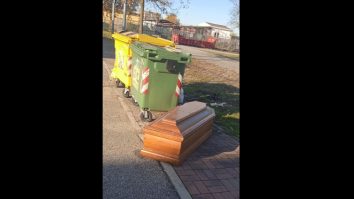 Imagini virale în Italia. Un sicriu gol a fost găsit lângă un tomberon