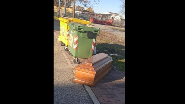 Imagini virale în Italia. Un sicriu gol a fost găsit lângă un tomberon