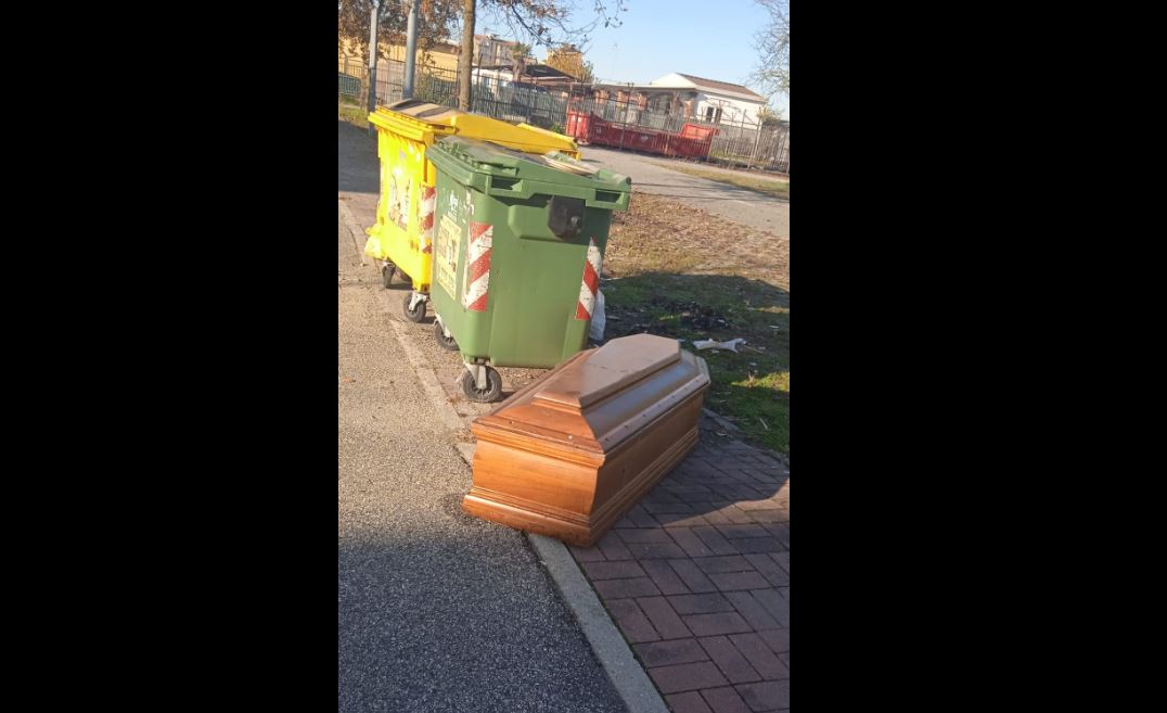 Imagini virale în Italia. Un sicriu gol a fost găsit lângă un tomberon