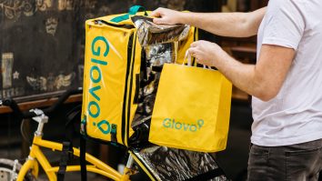 La Brașov, curierii livrează tot pentru curieri: de la restaurant până la ușa mall-ului