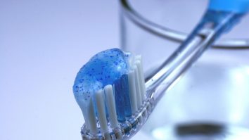 STUDIU. Cât timp trebuie să ne spălăm pe dinți pentru ca acțiunea să fie eficientă