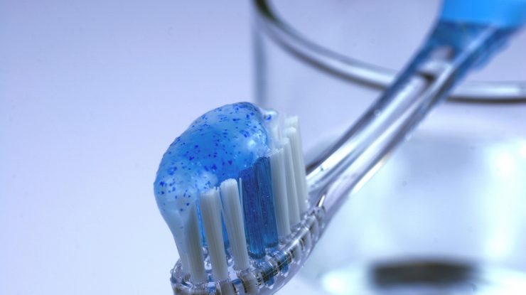 STUDIU. Cât timp trebuie să ne spălăm pe dinți pentru ca acțiunea să fie eficientă