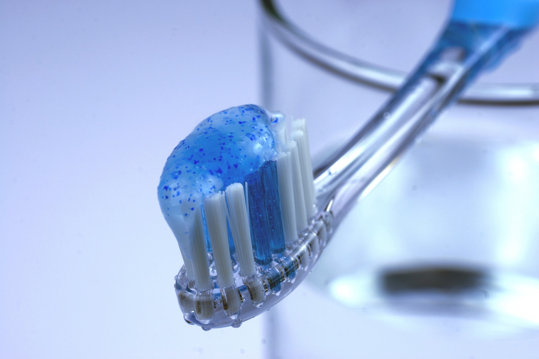 STUDIU. Cât timp trebuie să ne spălăm pe dinți pentru ca acțiunea să fie eficientă