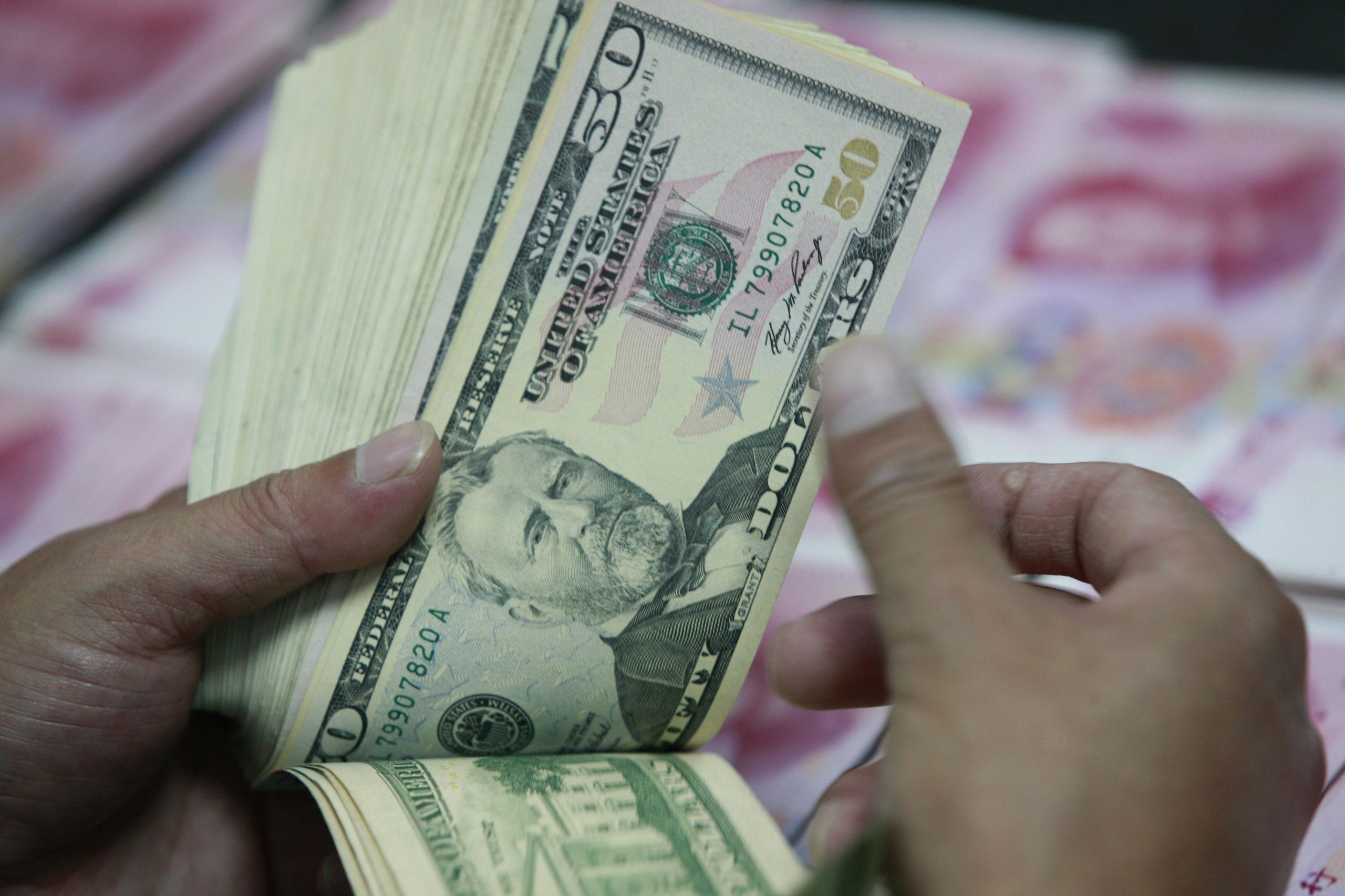 O femeie a furat 600.000 de dolari de la soțul ei, convingându-l că are Alzheimer