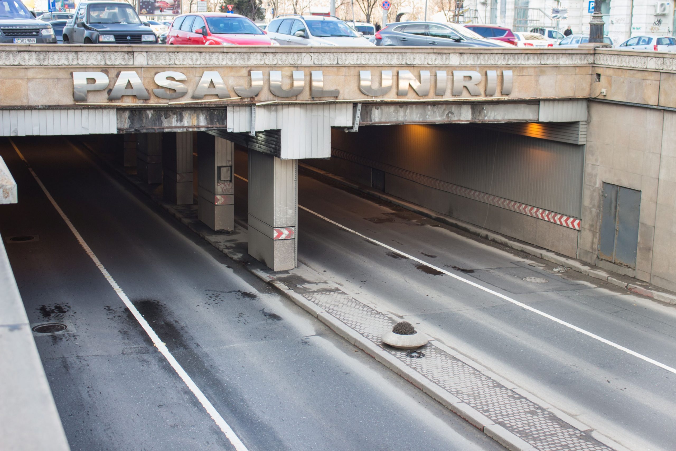 Pericol de prăbuşire în Pasajul Unirii din Bucureşti. Traficul rutier a fost restricţionat