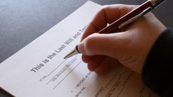 O asistentă a fost concediată după ce a schimbat testamentul unei paciente aflate pe moarte