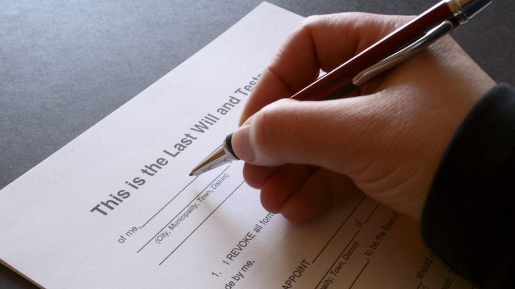 O asistentă a fost concediată după ce a schimbat testamentul unei paciente aflate pe moarte