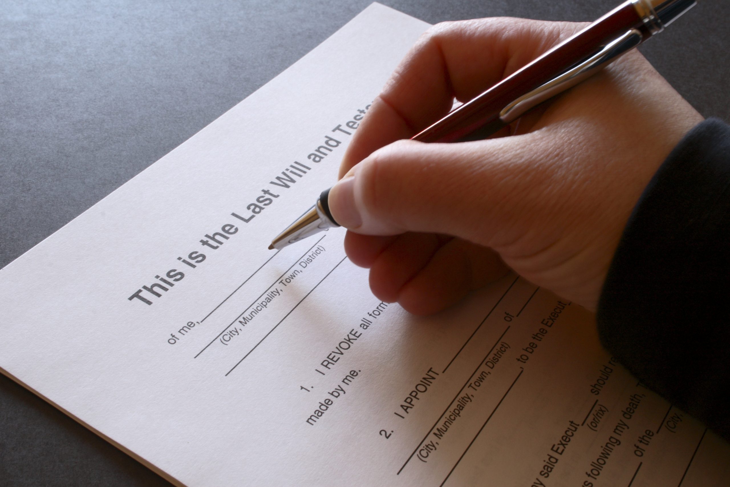 O asistentă a fost concediată după ce a schimbat testamentul unei paciente aflate pe moarte