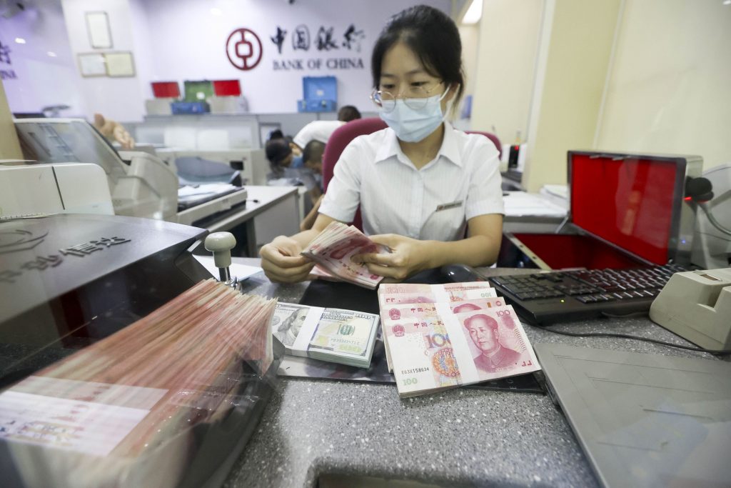 Un milionar a declarat că și-a retras economiile de la o bancă din Shanghai după o neînțelegere cu agenții de securitate.