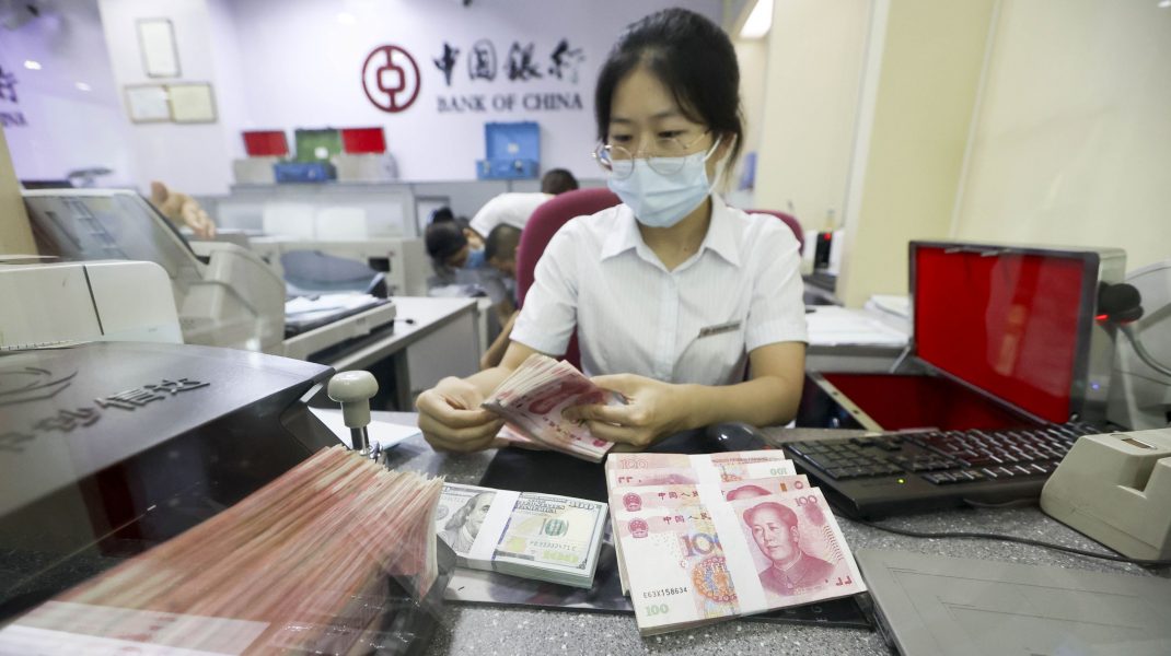 Un milionar a declarat că și-a retras economiile de la o bancă din Shanghai după o neînțelegere cu agenții de securitate.
