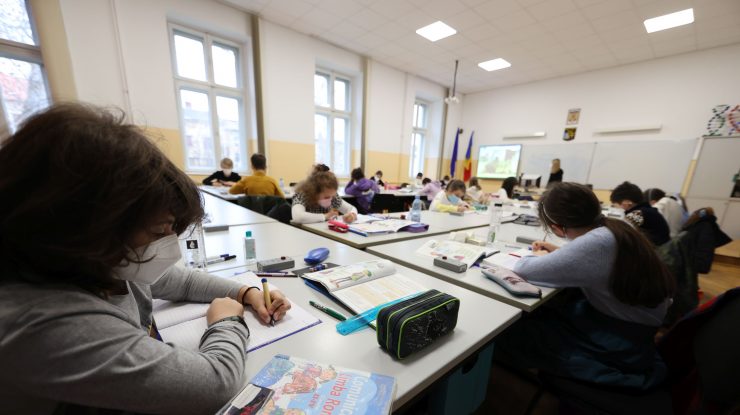 Klaus Iohannis a anunţat că şcolile vor rămâne deschise în funcţie de gradul de vaccinare al personalului din fiecare unitate de învăţământ.