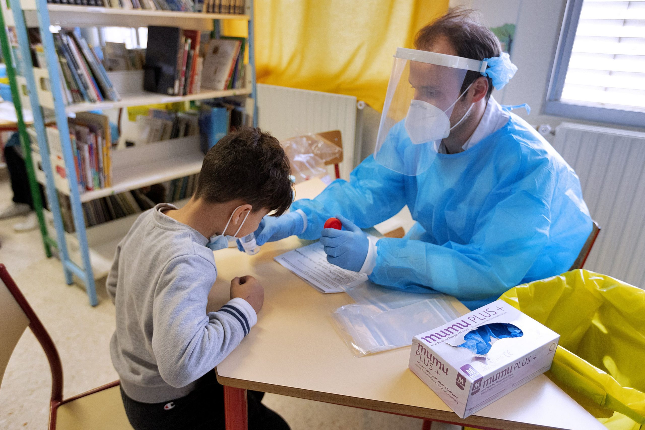 Sorin Cîmpeanu: 1,5 milioane de teste de salivă au ajuns în țară. De când vor putea fi folosite