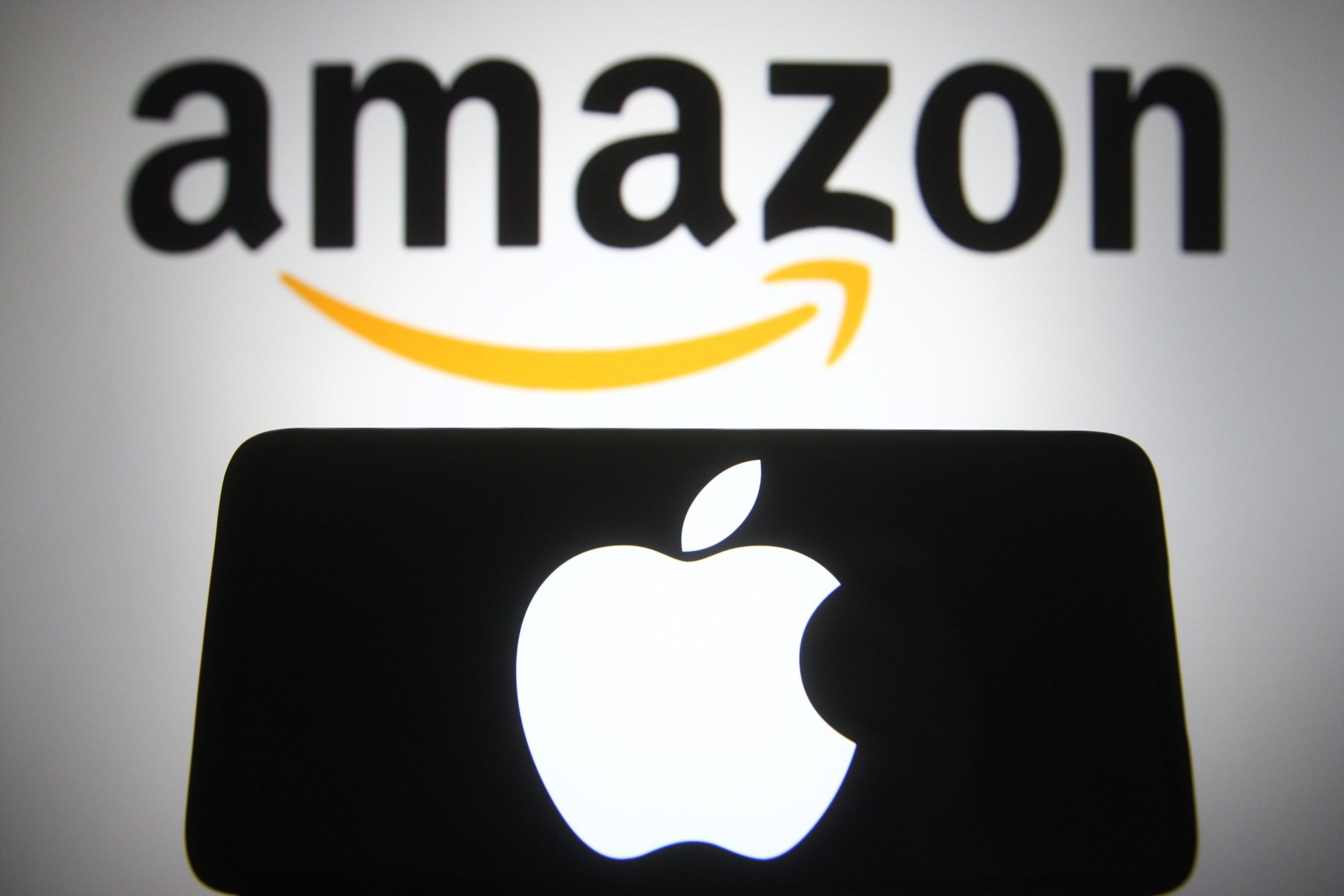 Amazon și Apple își cresc speranțele, în timp ce investitorii se pregătesc pentru încetinirea creșterii economice