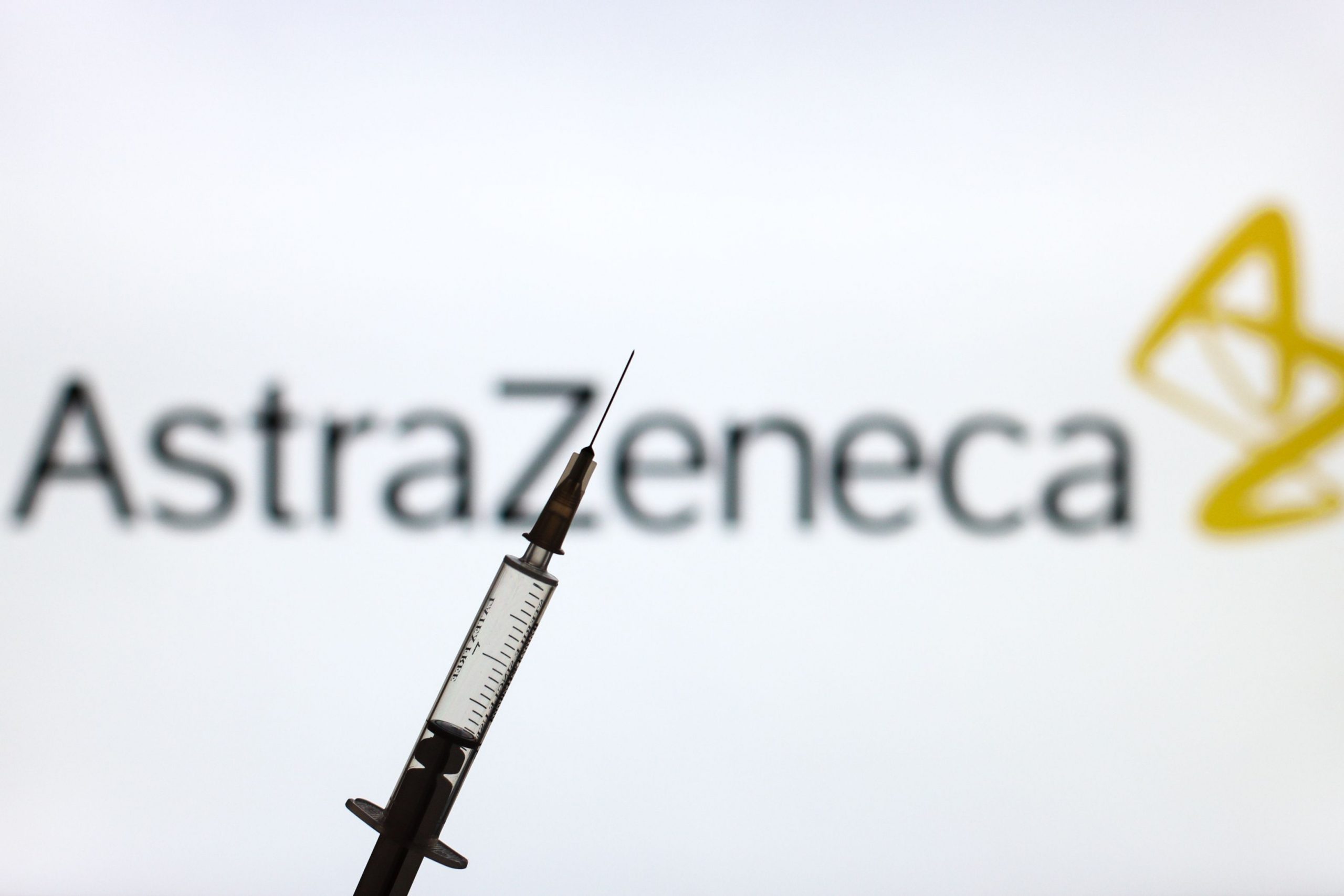 AstraZeneca a actualizat datele cu privire la riscul de tromboză al persoanelor vaccinate împotriva COVID-19