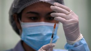 Persoanele nevaccinate au de 32 de ori mai multe șanse de a muri din cauza coronavirusului decât cele care au fost vaccinate de două ori, potrivit cifrelor publicate de Oficiul Național de Statistică.