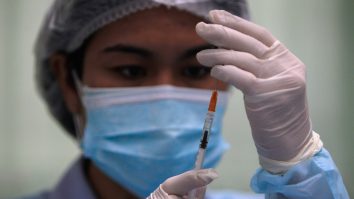 Persoanele nevaccinate au de 32 de ori mai multe șanse de a muri din cauza coronavirusului decât cele care au fost vaccinate de două ori, potrivit cifrelor publicate de Oficiul Național de Statistică.