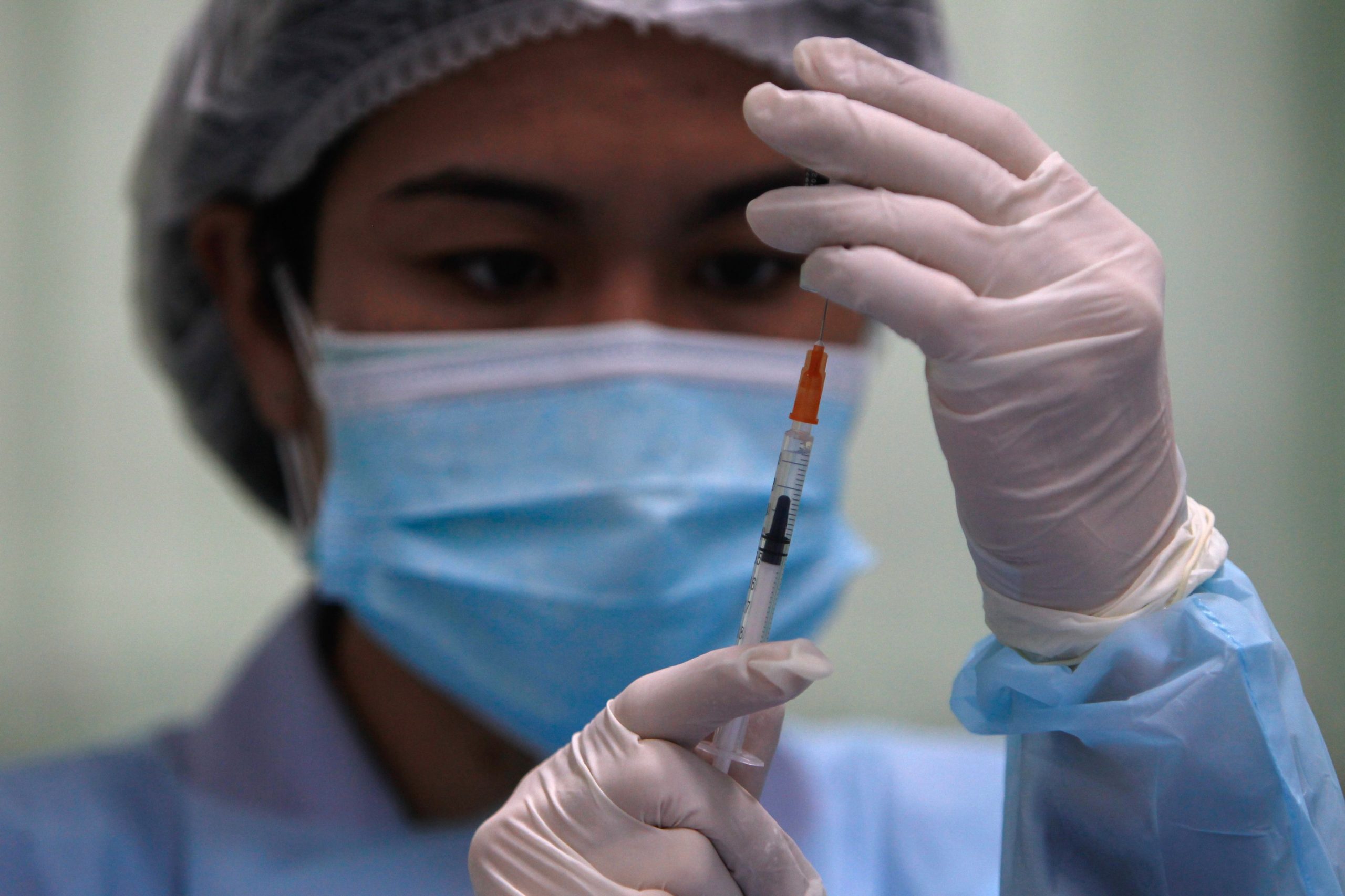 Țara care reduce la 3 luni termenul pentru doza booster și relaxează regulile de carantină