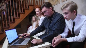 Premieră în instituţii: Serviciile publice și private se pot face direct de acasă prin mijloace video