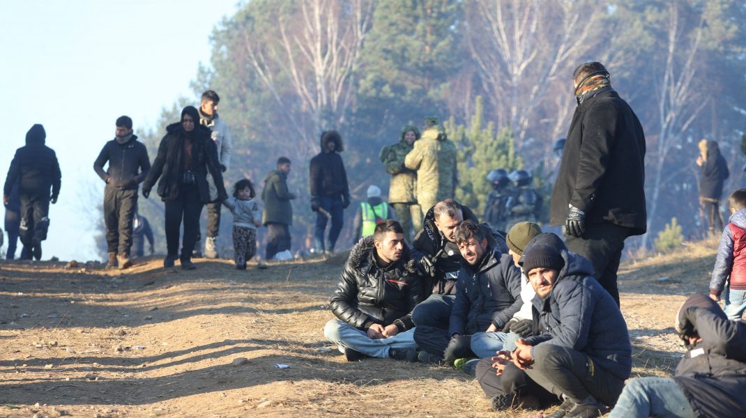 Migranţi la frontiera din Belarus. Un migrant plăteşte mii de dolari ca să ajungă în UE