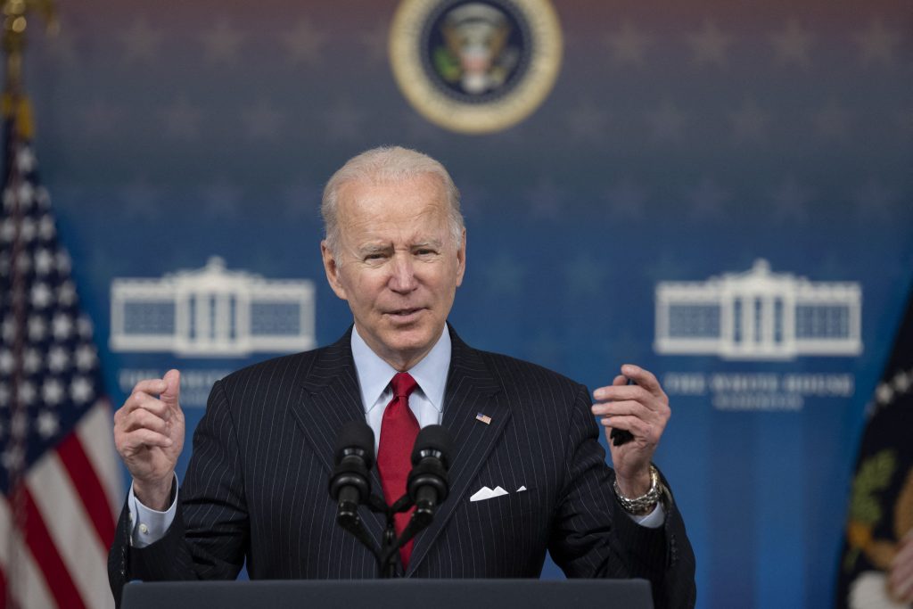 Biden îl avertizează pe Putin că se va confrunta cu sancțiuni economice dacă invadează Ucraina