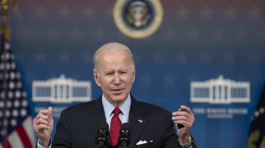 Biden îl avertizează pe Putin că se va confrunta cu sancțiuni economice dacă invadează Ucraina