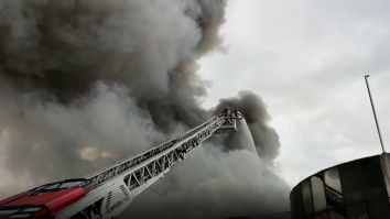 Incendiu de proporţii la o fabrică de mezeluri din Olt. Zeci de pompieri din trei judeţe se luptă cu flăcările