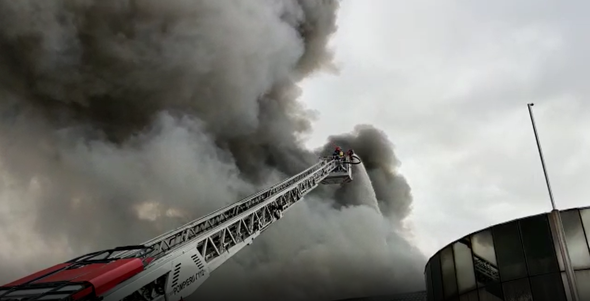 Incendiu de proporţii la o fabrică de mezeluri din Olt. Zeci de pompieri din trei judeţe se luptă cu flăcările