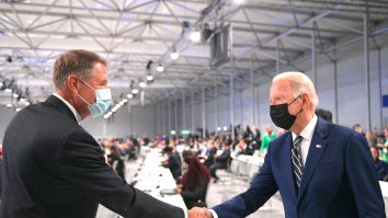 FOTO. Klaus Iohannis s-a întâlnit cu Joe Biden la summit-ul COP26. În țară se strâng semnături pentru suspendarea președintelui
