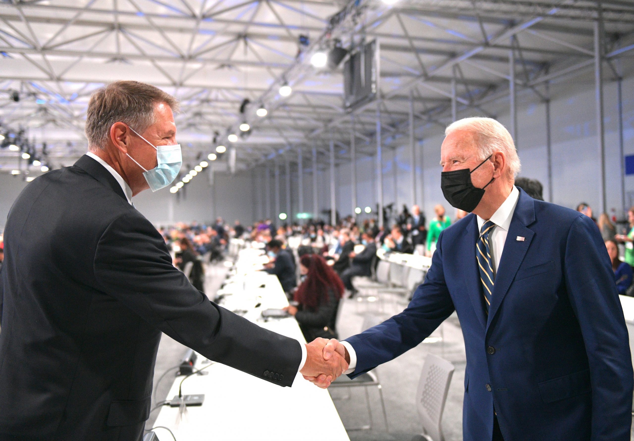 FOTO. Klaus Iohannis s-a întâlnit cu Joe Biden la summit-ul COP26. În țară se strâng semnături pentru suspendarea președintelui