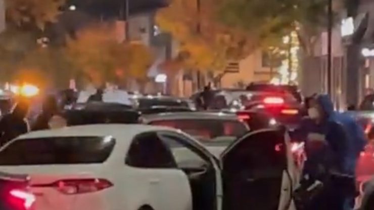 VIDEO. Spargere ca-n filme în SUA. 80 de persoane au jefuit un magazin din San Francisco