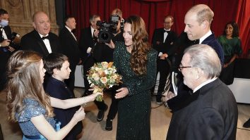 VIDEO. Kate Middleton, apariție impresionantă la un eveniment caritabil. Și-a schimbat coafura și a purtat o rochie reciclată