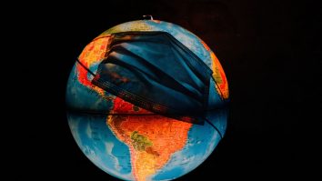 o masca sanitara peste globul pamantesc