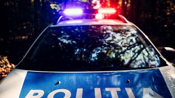 Un tânăr a tras cu pistolul din maşină ca să testeze arma. Polițiștii au fost surprinși de ce au găsit în vehicul