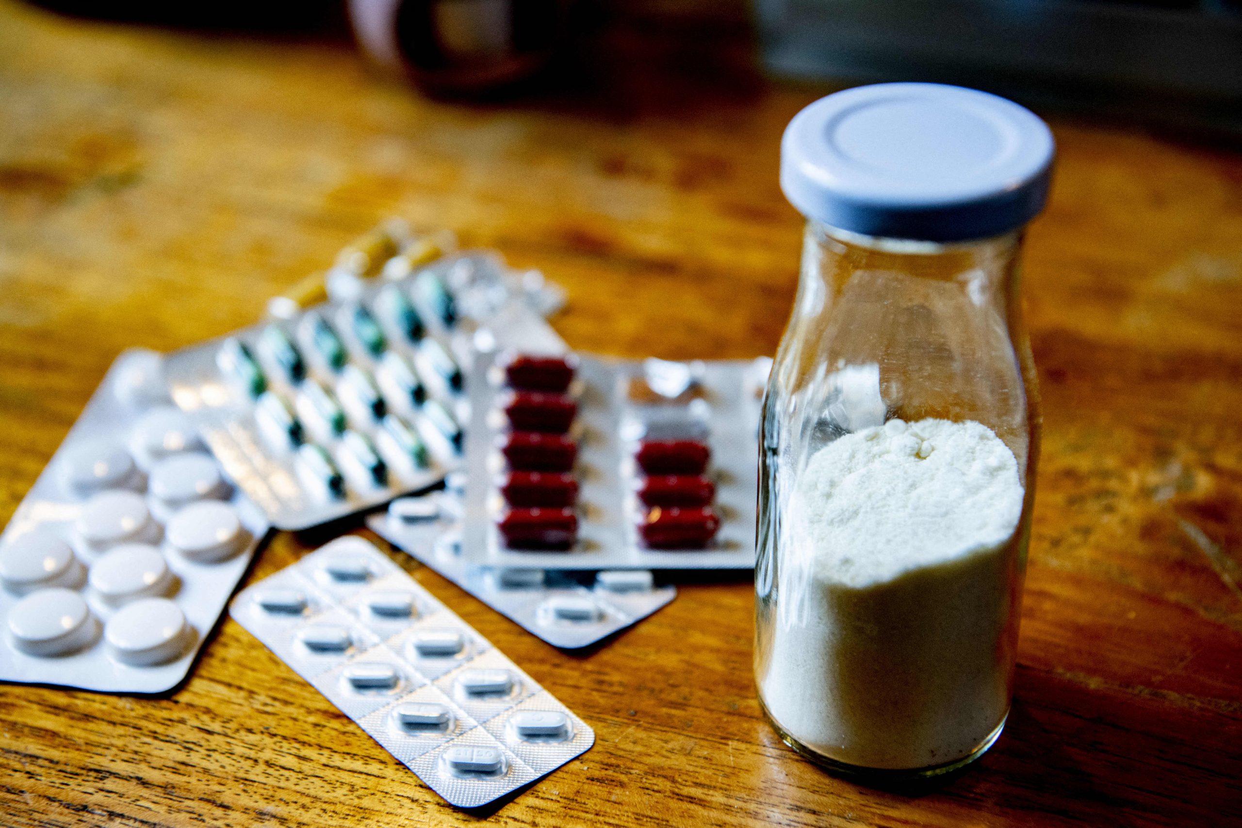 „Capsulele pot conţine cretă sau făină”. Avertisment privind piaţa neagră a antiviralelor