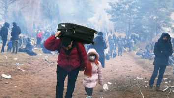 un migrant tine de mana o fetita la granita dintre polonia si belarus