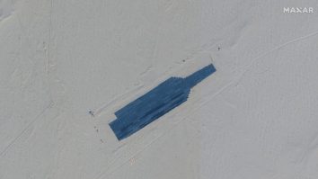 China construiește machete ale unor nave ale marinei americane pentru antrenamente cu rachete. FOTO