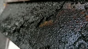 Cuptor necurățat si neigienizat de mult timp, cu resturi alimentare arse si cu depuneri în strat gros de grăsime arsă.