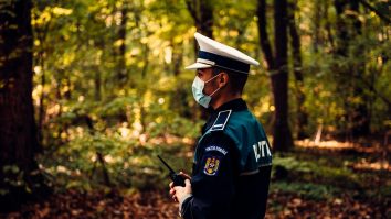 Un copil de 14 ani a fost împușcat de un bărbat care a crezut că e un animal sălbatic