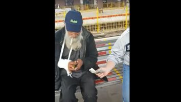 Doi polițiști locali, reținuți după ce s-au filmat dând bani unui cerșetor căruia îi rupseseră mâna ca să scape de acuzații. „Aia trece, cumpărăm noi o cremă”