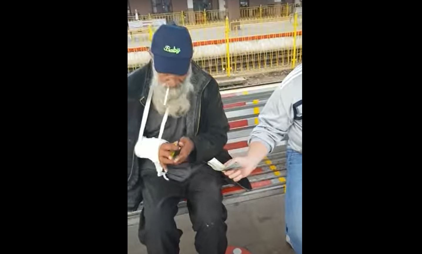 Doi polițiști locali, reținuți după ce s-au filmat dând bani unui cerșetor căruia îi rupseseră mâna ca să scape de acuzații. „Aia trece, cumpărăm noi o cremă”