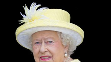 FOTO. Cum a fost surprinsă Regina Marii Britanii, la scurt timp după ce a fost externată din spital