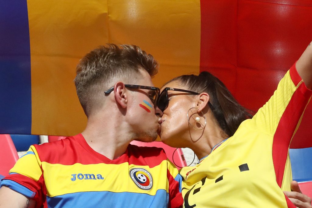 doi suporteri romani se saruta la un meci al nationalei